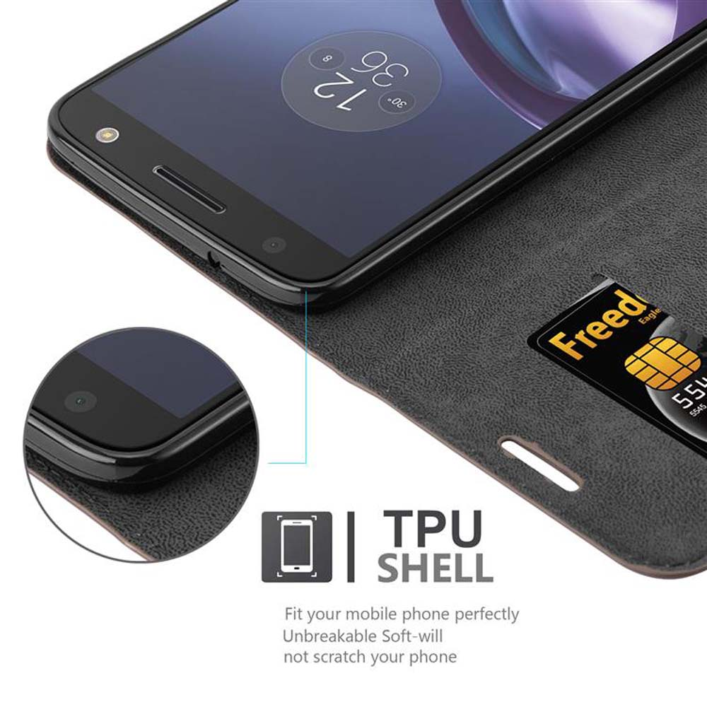 Uno smartphone in una custodia con una carta di credito. La custodia è chiusa.