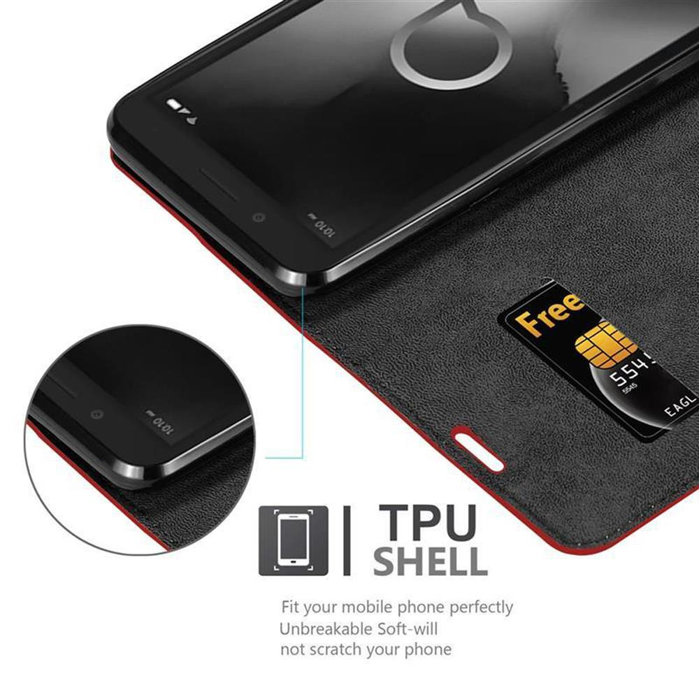 Schwarzes Telefon in einer Hülle. Nahaufnahme des Telefons und einer Karte mit der Aufschrift 'Free'.