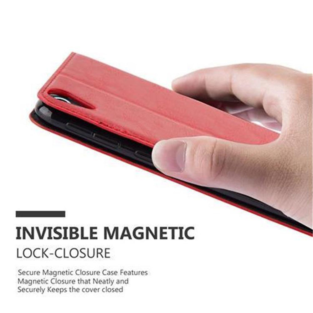 Eine Hand schließt eine rote Handyhülle. Text: unsichtbarer Magnetverschluss.