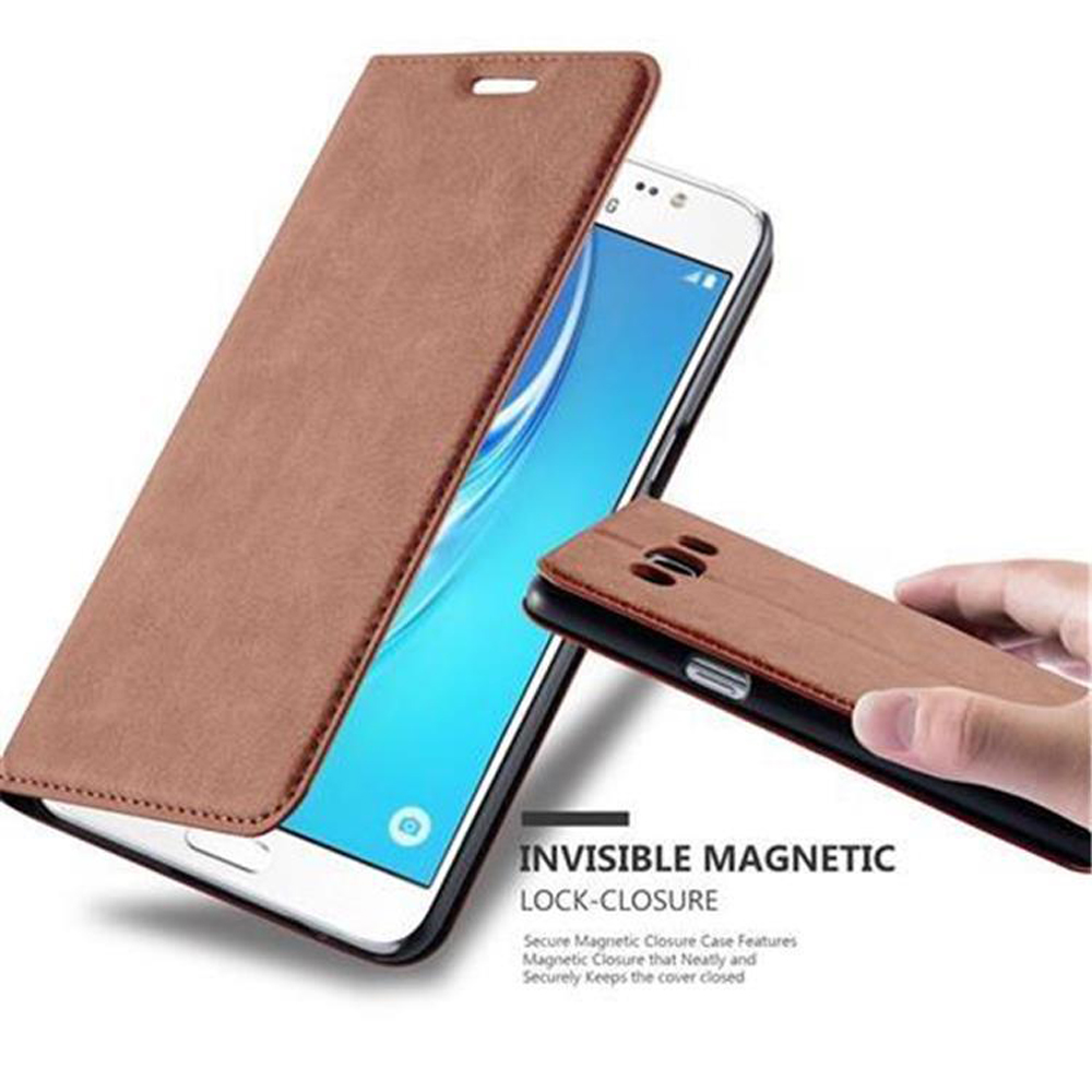 Custodia marrone con un telefono dentro. Testo: chiusura magnetica invisibile. Il telefono ha uno schermo blu.