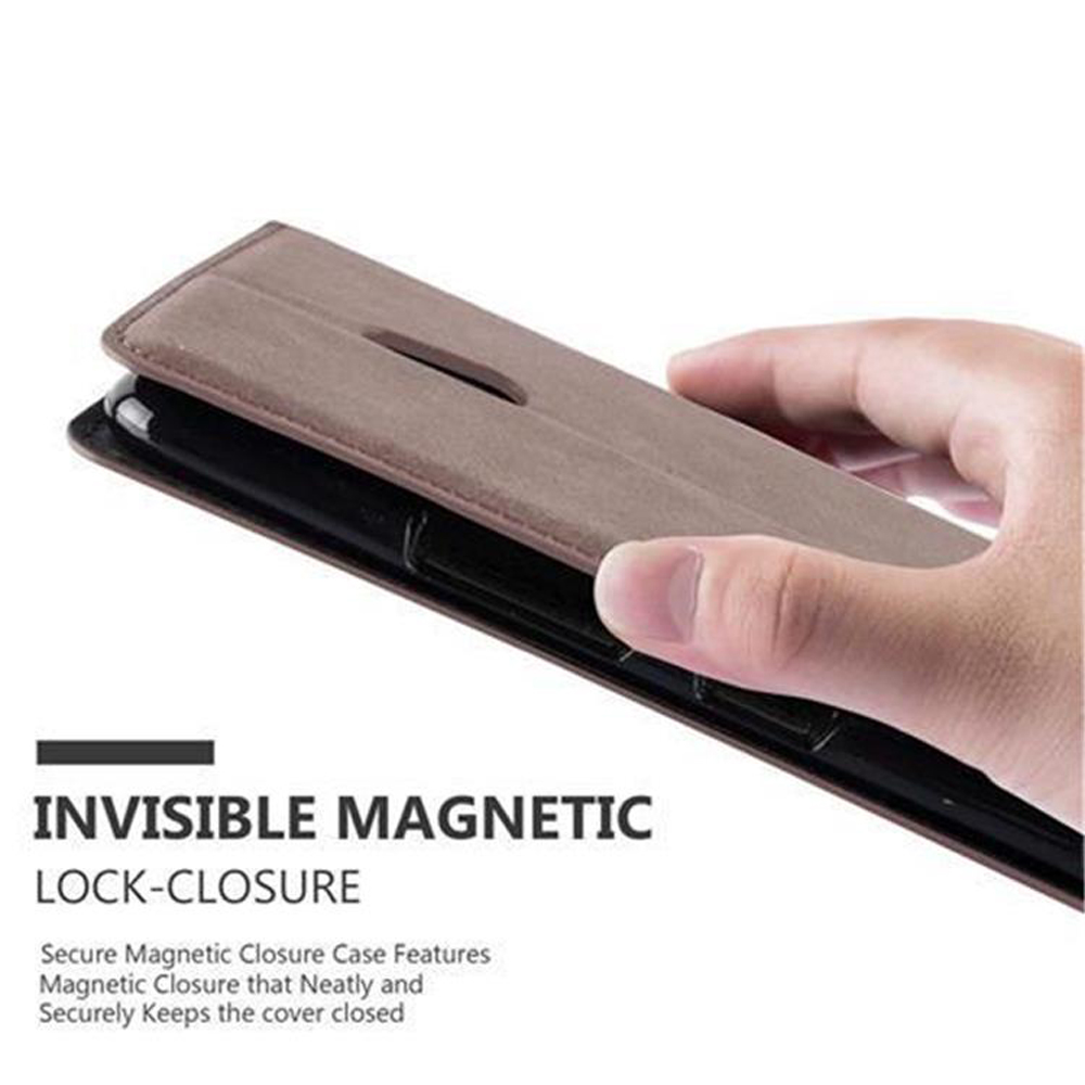 Custodia del telefono in mano. Custodia in tessuto grigio con chiusura magnetica. Testo: Invisible Magnetic Lock-Closure.