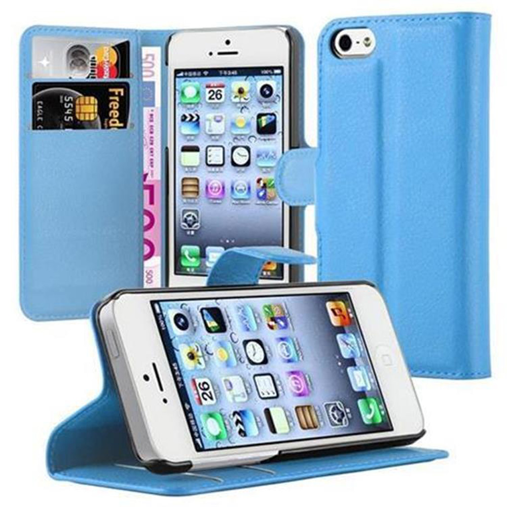 Una custodia blu per telefono con carte e un telefono all'interno. Un altro telefono è aperto, mostrando l'interfaccia.