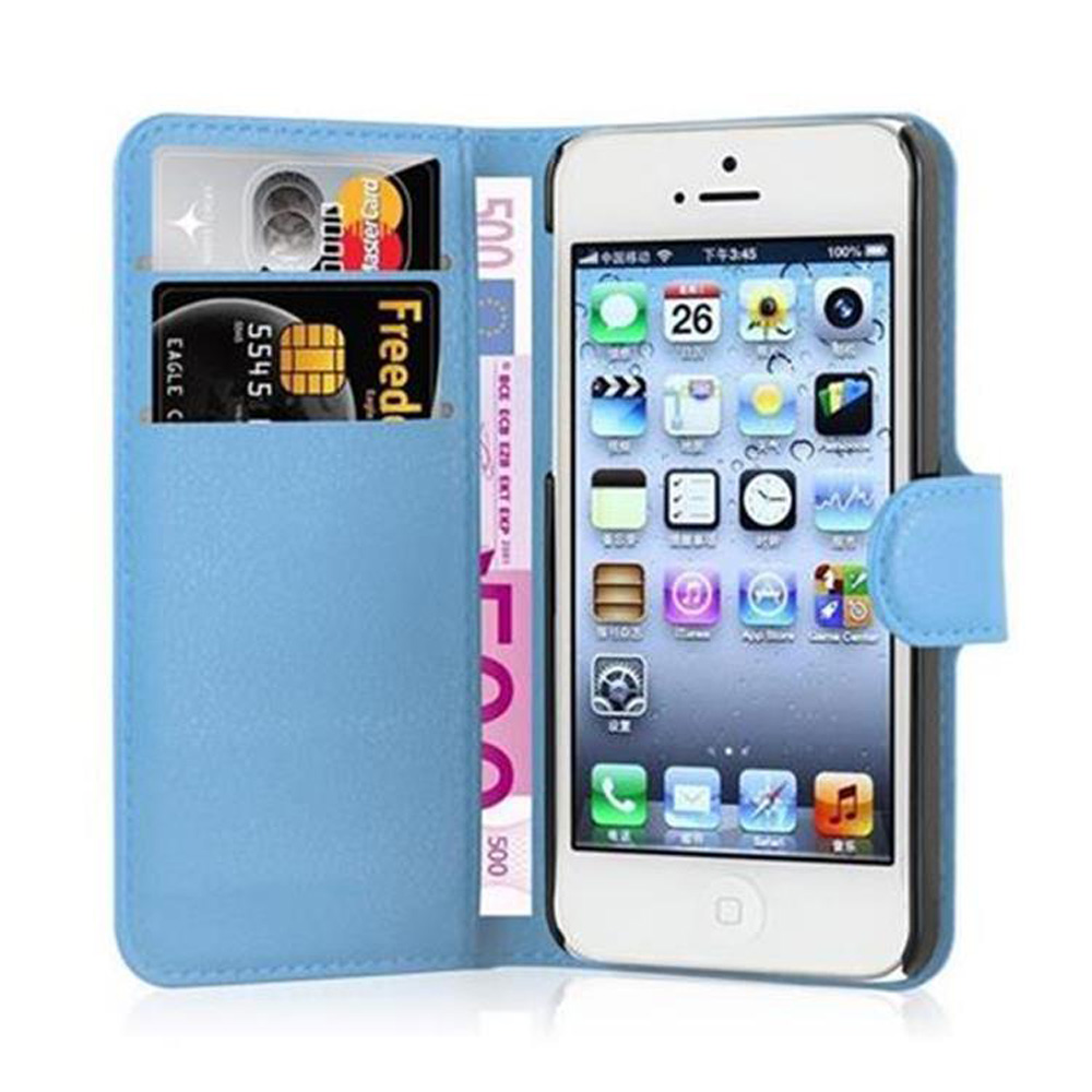 Custodia per telefono blu aperta, con un telefono, carte e denaro. Il telefono è bianco.