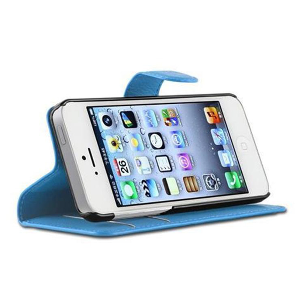 iPhone bianco in una custodia a libro blu, in piedi, con uno schermo che mostra icone.