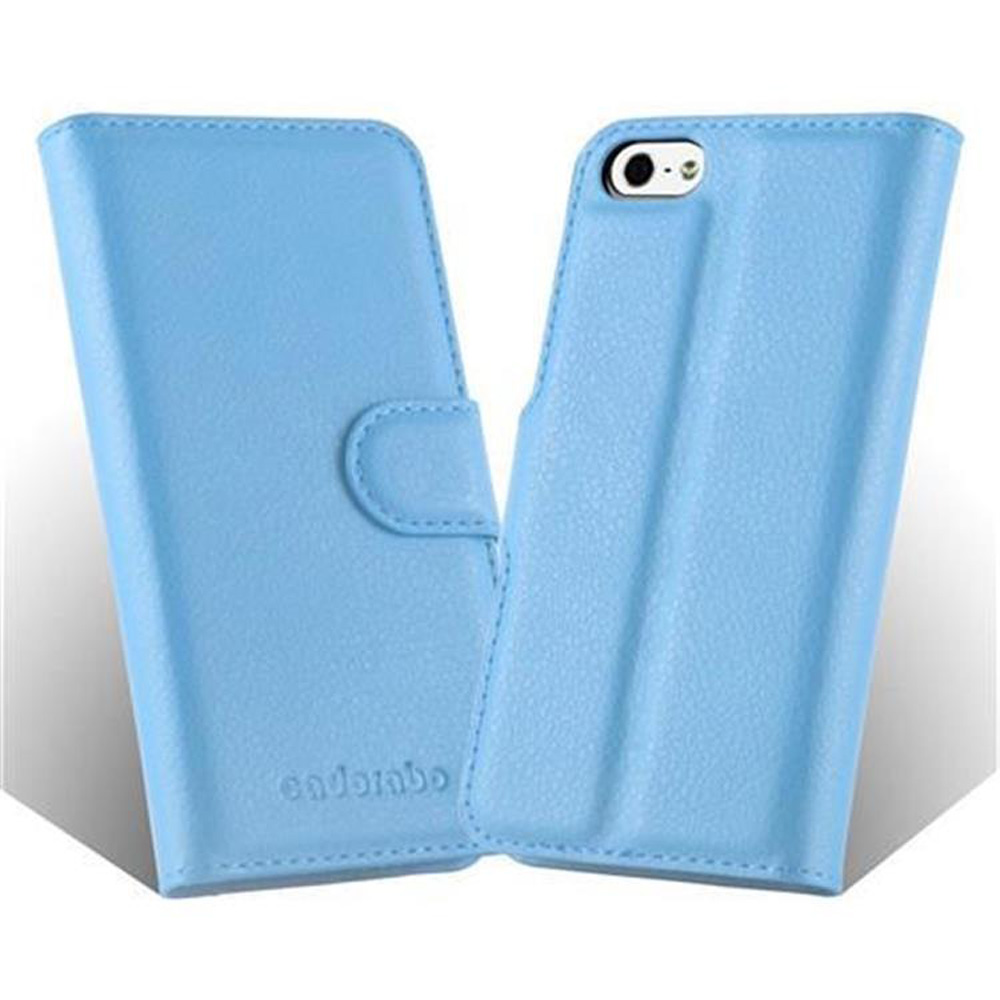 Due custodie per telefono azzurro. Una aperta, una chiusa. Hanno una chiusura a bottone e sono in pelle.