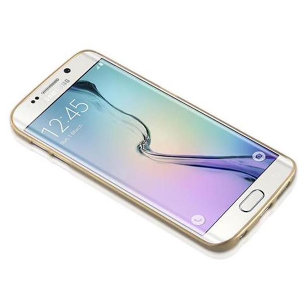 Smartphone mit goldenem Rahmen, zeigt Zeit und Datum, schräg auf weißer Oberfläche.