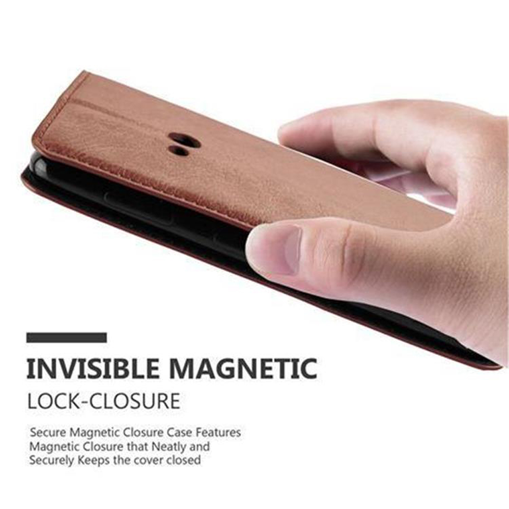 Mano che tiene una custodia marrone, mostrando una chiusura magnetica invisibile.