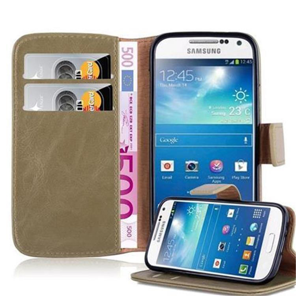 Un teléfono en una funda con dinero y tarjetas de crédito. Otro teléfono es visible. La funda es marrón.