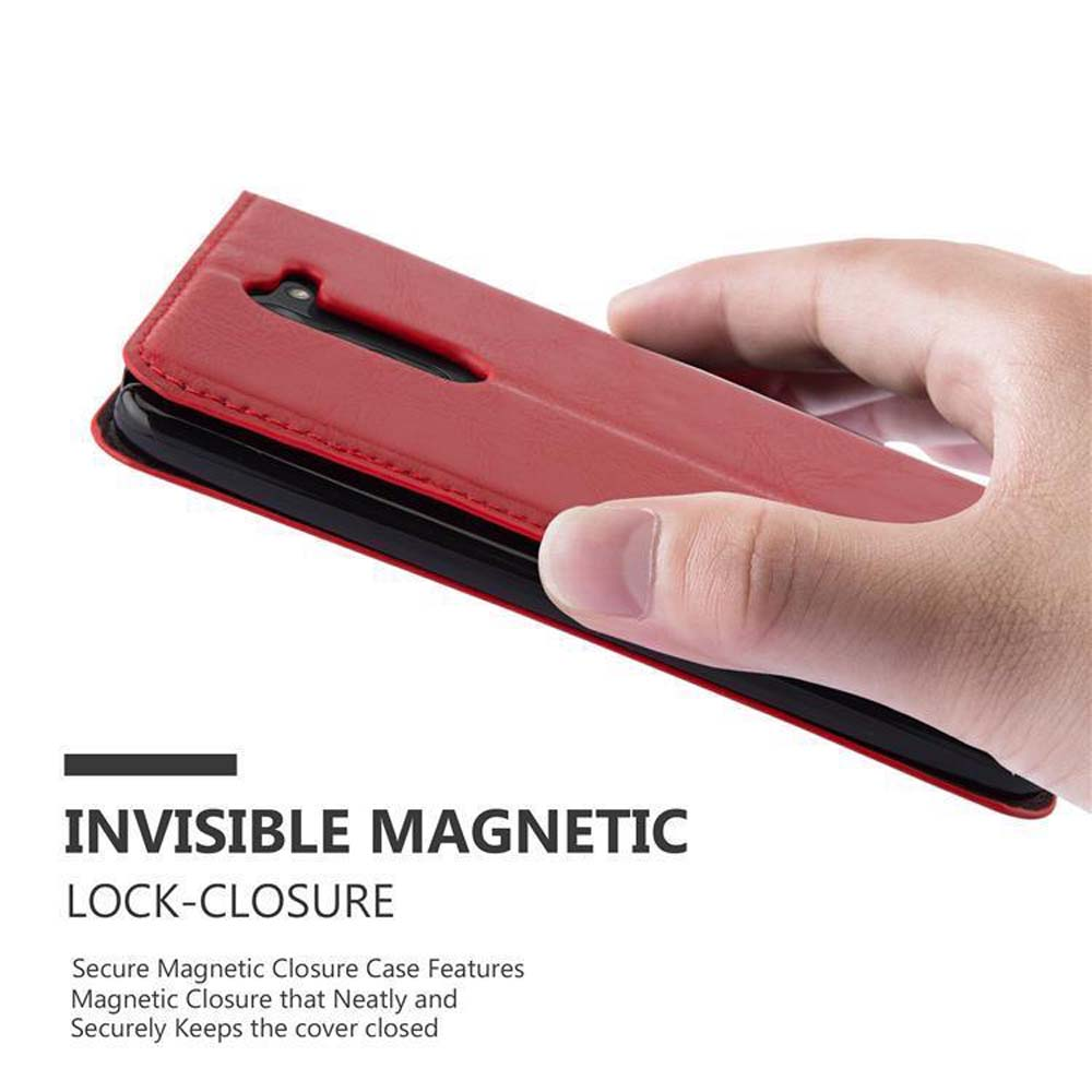 Eine Hand hält eine rote Handyhülle mit einem schwarzen Telefon darin. Die Hülle ist geschlossen.