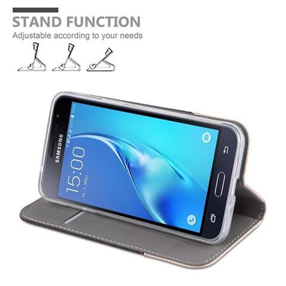 Telefon in einem Etui abgestützt, die Zeit anzeigend.