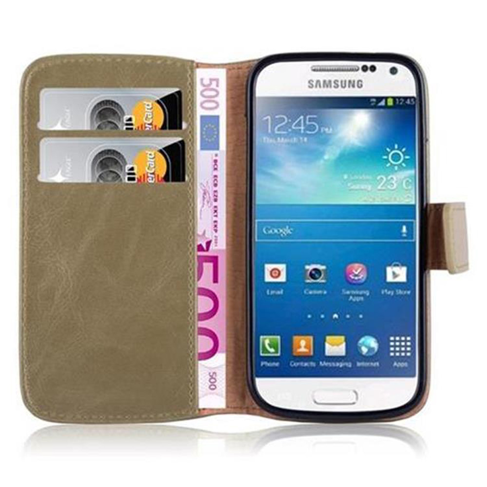 Un teléfono en una funda tipo cartera abierta, mostrando dinero y tarjetas de crédito, con la pantalla del teléfono visible. Mostrando Google.