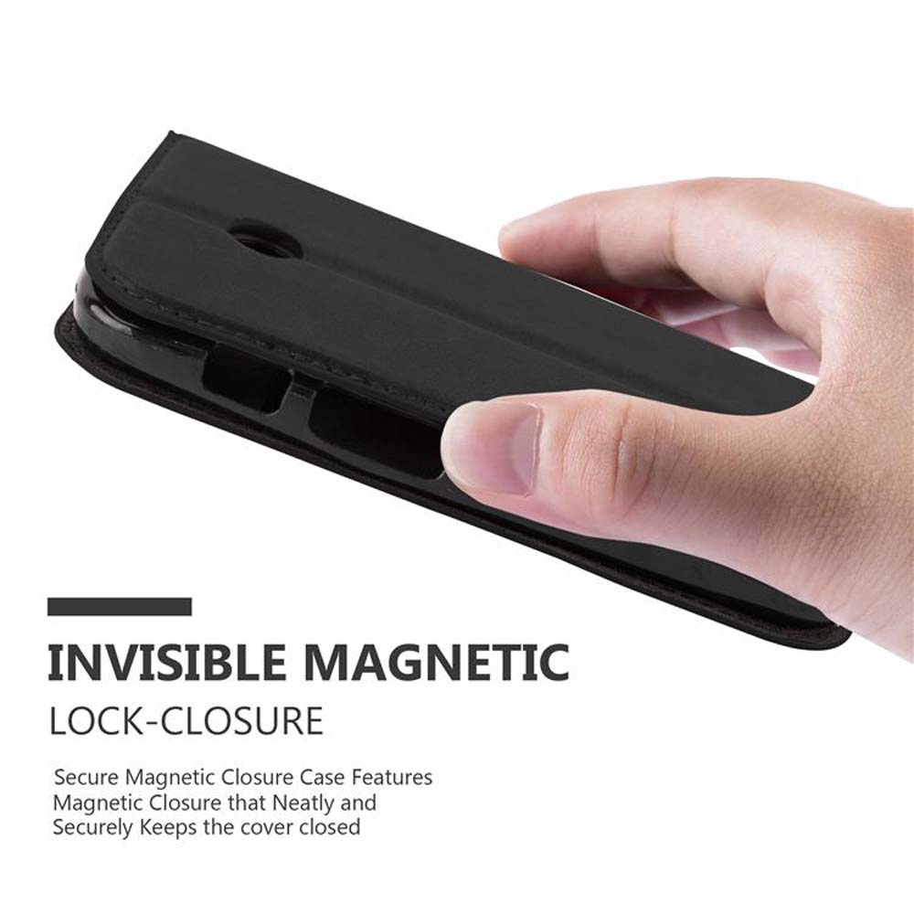 Mano che tiene una custodia per telefono nera con chiusura magnetica.