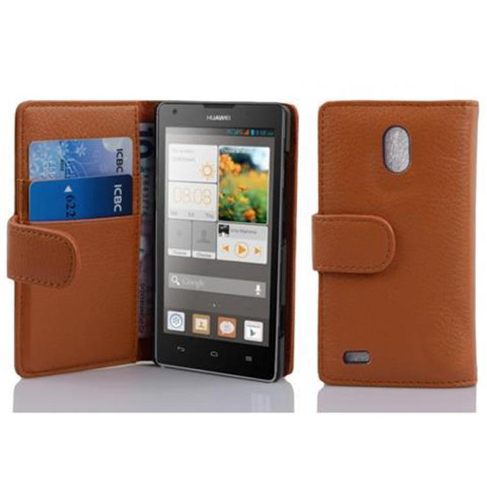 Funda de teléfono marrón, abierta, con tarjetas y teléfono. El teléfono muestra interfaz. Funda abierta.