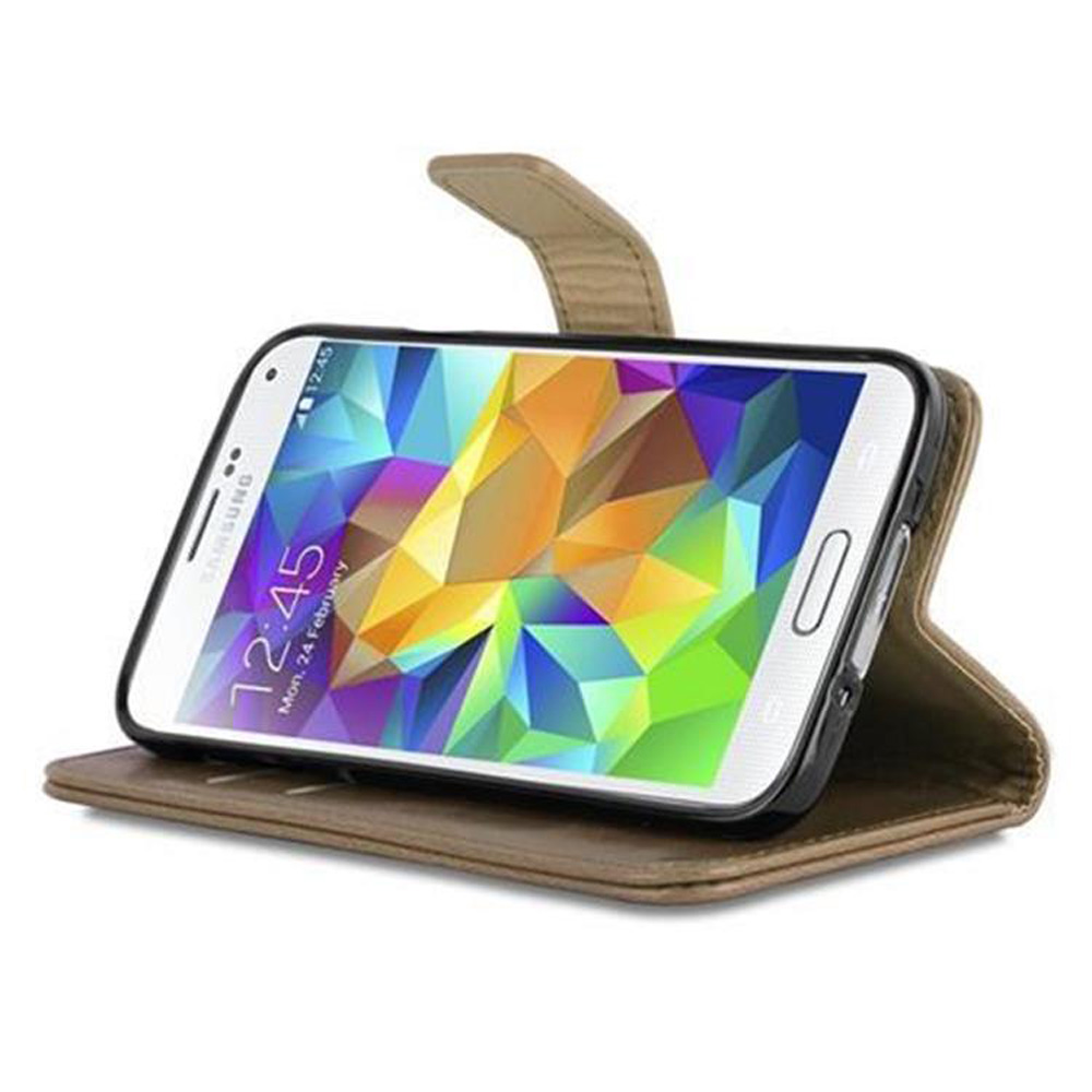 Funda de teléfono abierta, mostrando el teléfono, apoyado. La funda es marrón y similar al cuero.