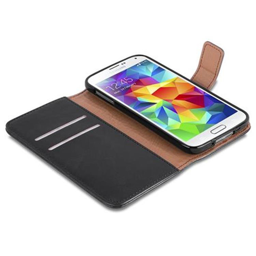 Un teléfono está en una funda. La funda está abierta. El teléfono muestra una imagen. La funda tiene ranuras para tarjetas.