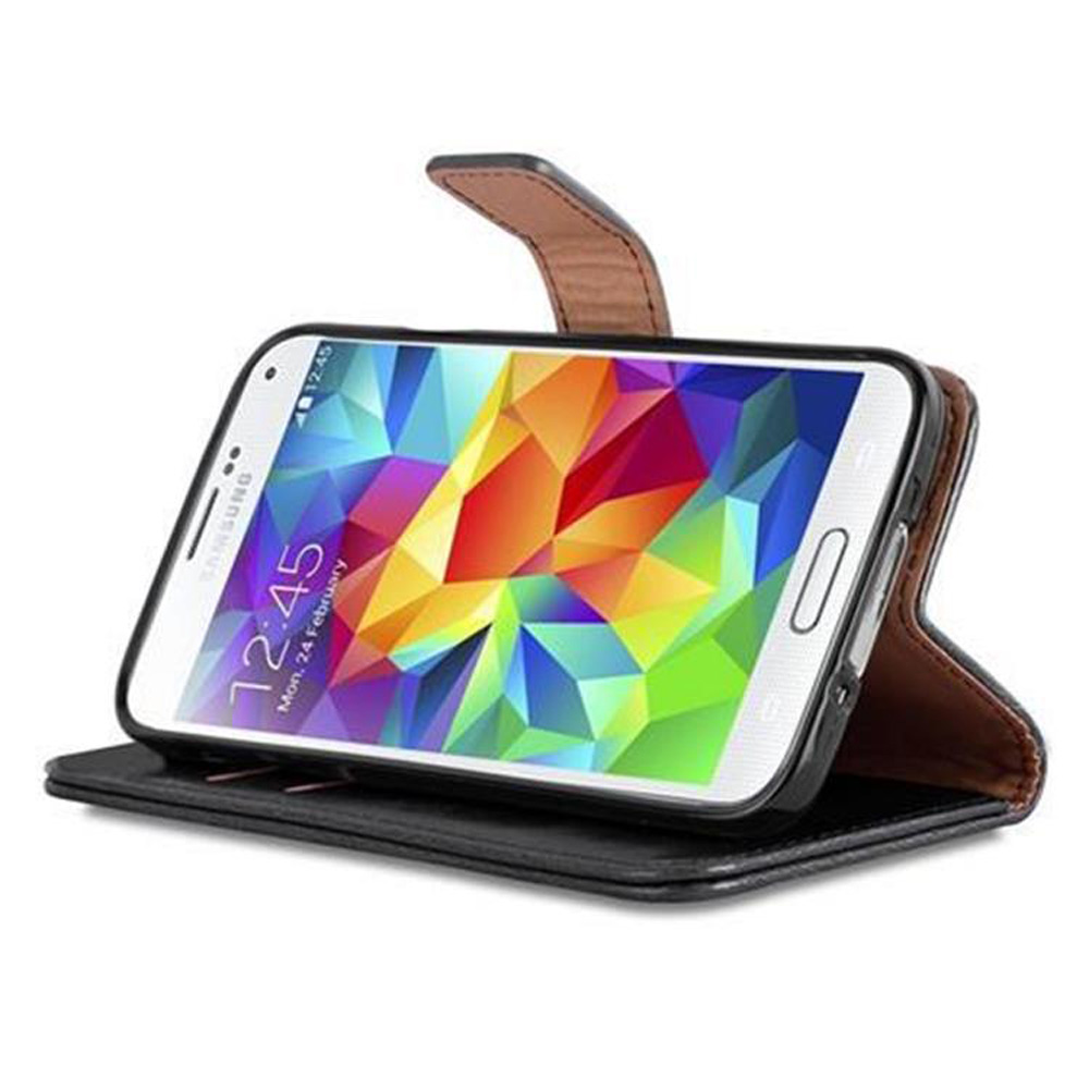 Un teléfono está abierto en una funda de cuero que es un soporte. La hora 12:45 está en la pantalla, mostrando una imagen colorida.