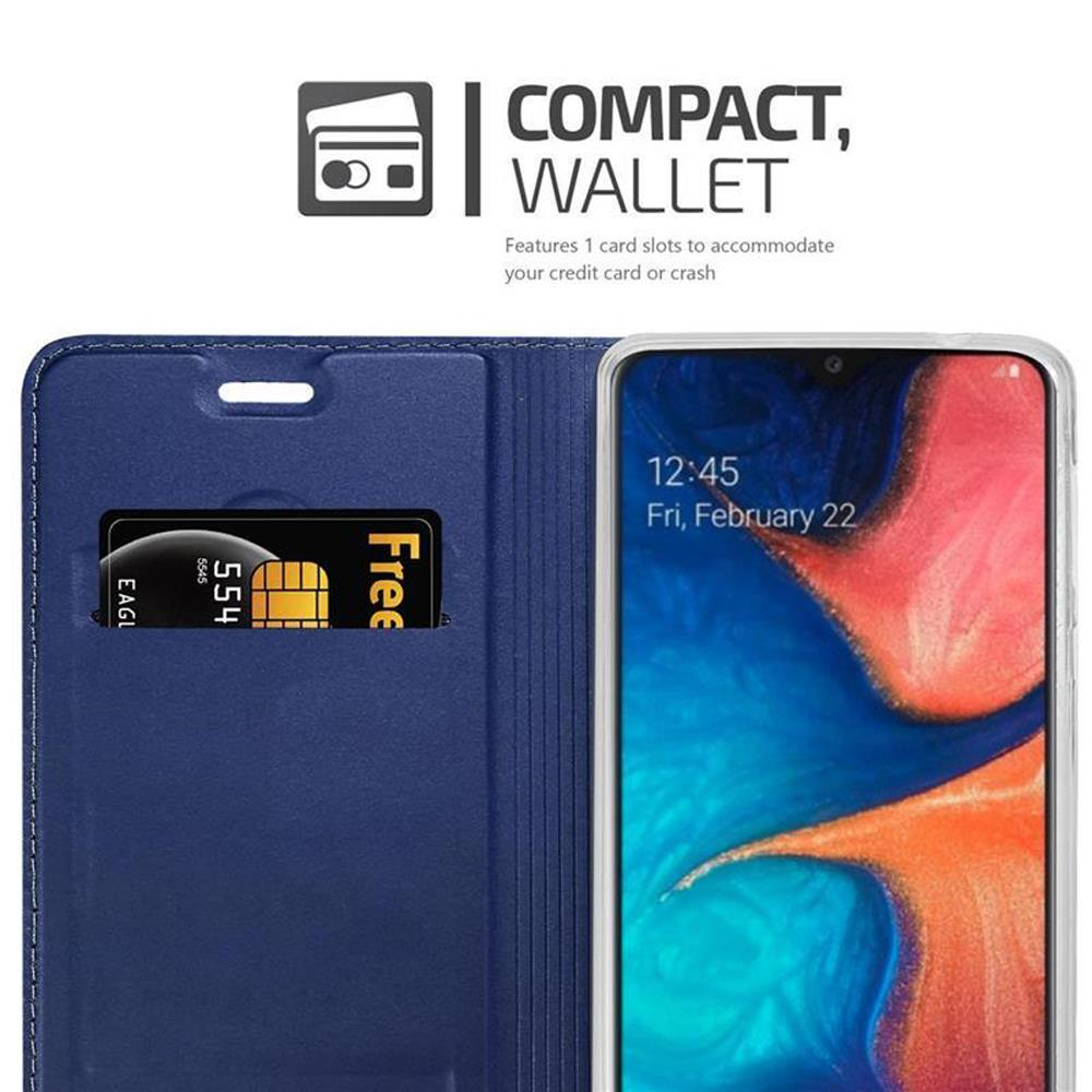 Telefon in einer Brieftaschenhülle, die eine Karte und einen Telefonbildschirm zeigt. Weißer Hintergrund.