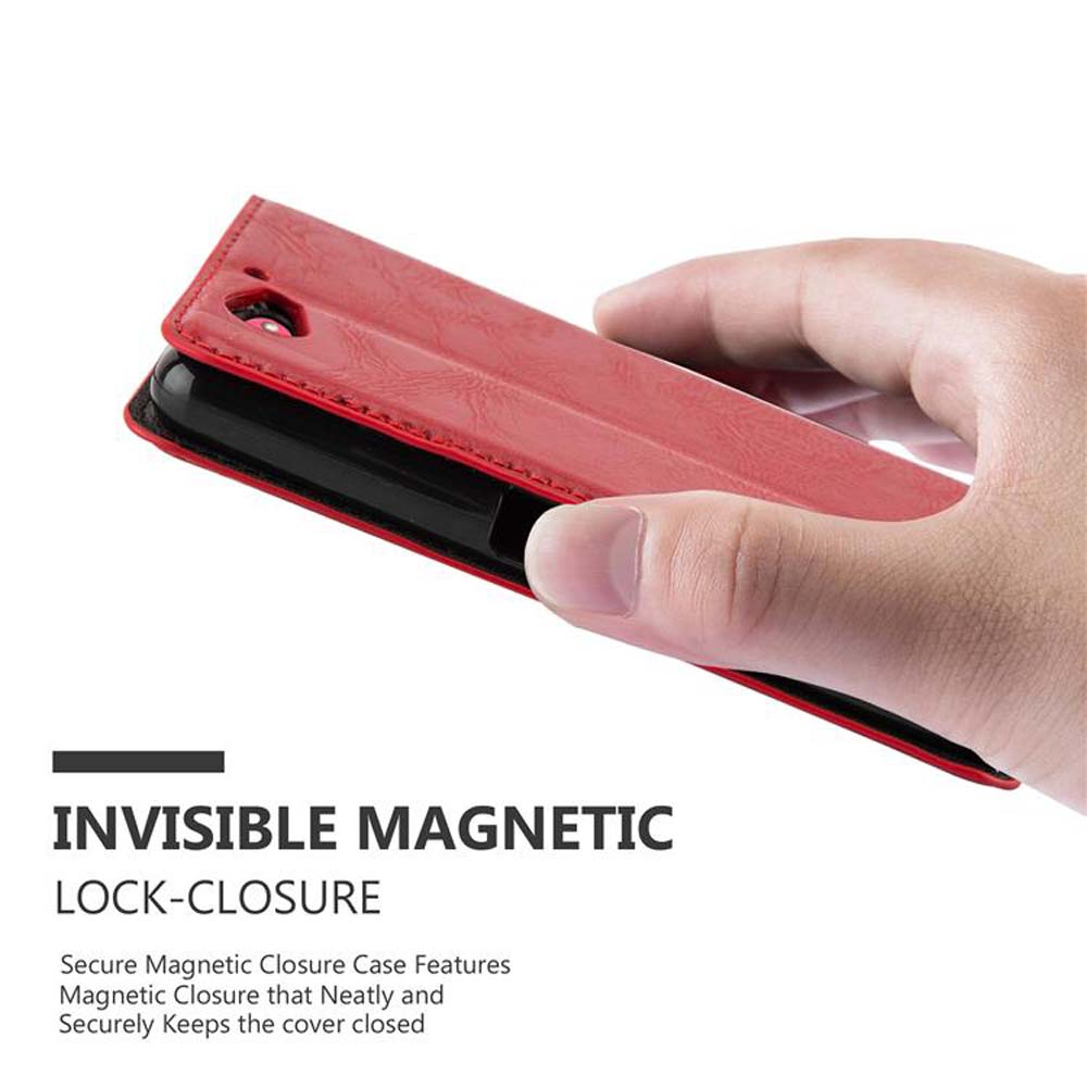 Funda de teléfono de cuero rojo con cierre magnético. Fondo blanco.