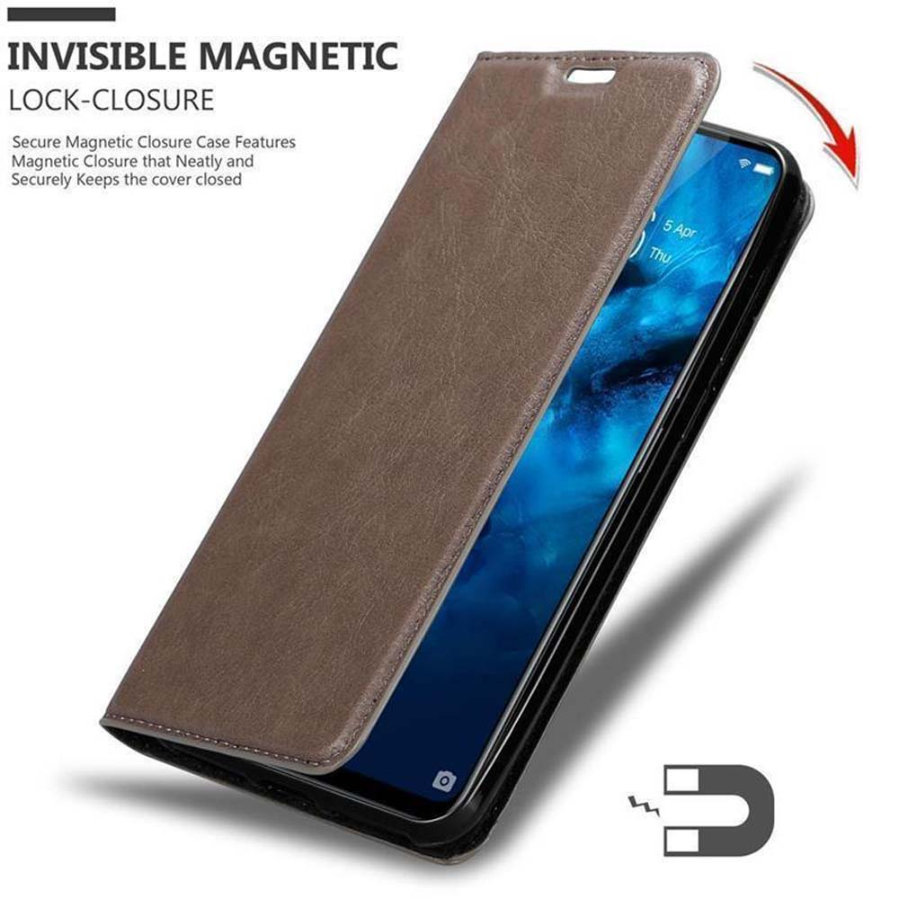 Un telefono all'interno di una custodia marrone. La custodia ha una chiusura magnetica. Un magnete è visibile in basso.