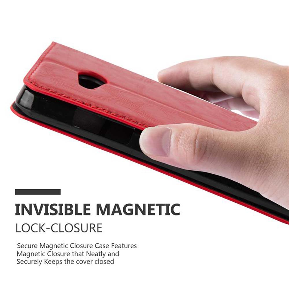 Mano che tiene una custodia rossa, chiusa. La chiusura magnetica è descritta nell'immagine.