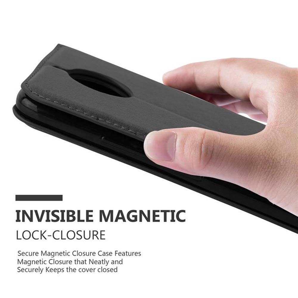 Mano che tiene una custodia nera, mostrando la chiusura magnetica.