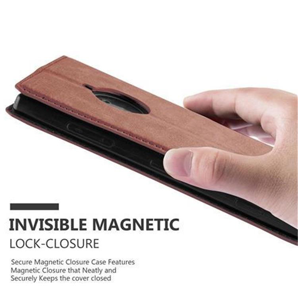 Hand hält eine rotbraune Handyhülle. Text: 'Invisible Magnetic Lock-Closure' und Details.