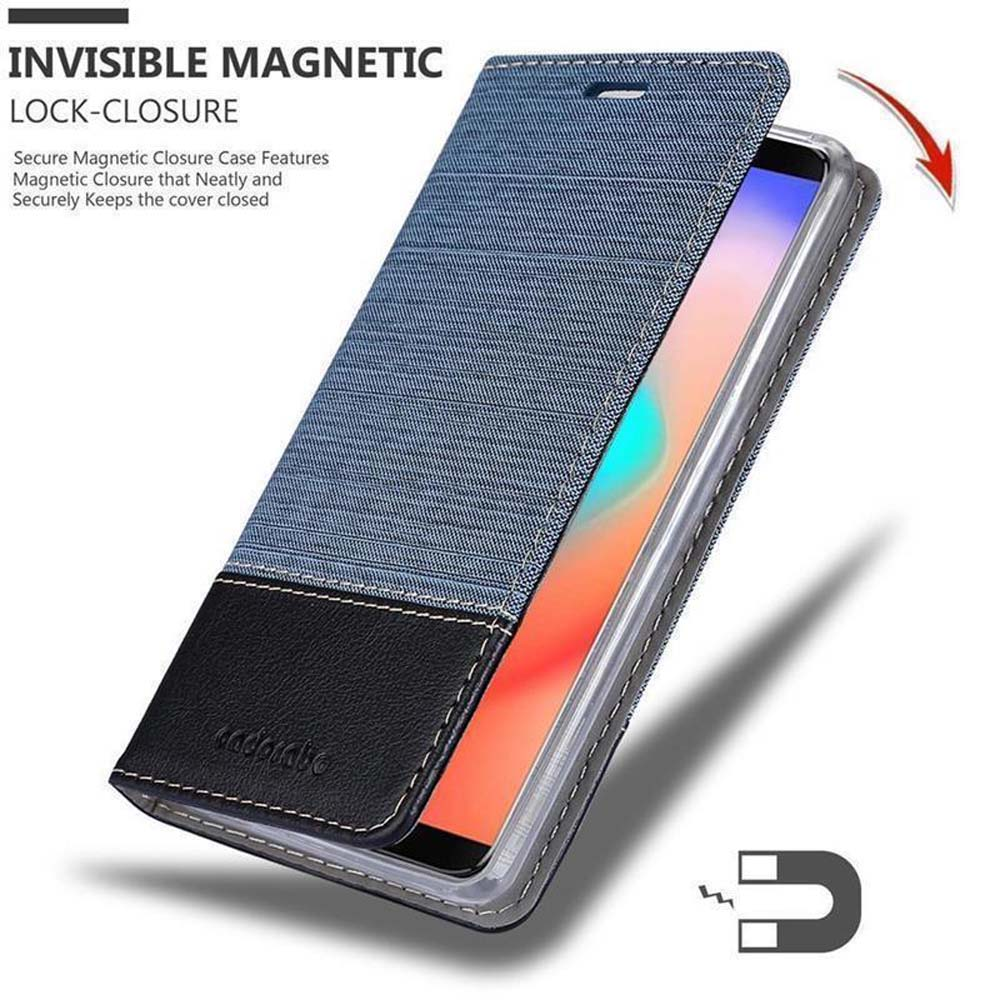 Custodia del telefono parzialmente aperta, rivelando uno schermo. Custodia blu e nera. Chiusura magnetica visibile.