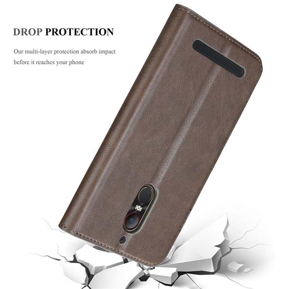Braune Handyhülle angewinkelt, mit einem Telefon darin. Die Hülle ist über zerbrochenem Boden positioniert.