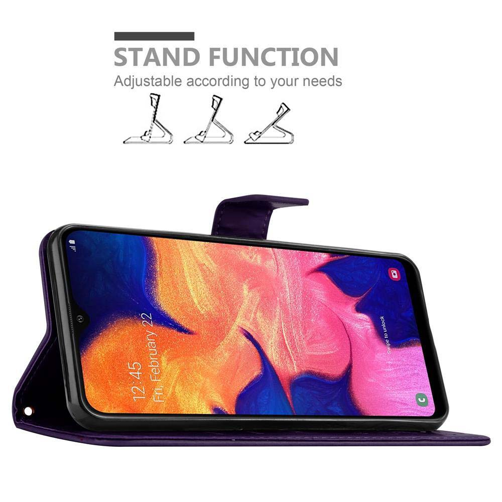 Lila Handyhülle mit Telefon darin, das Datum und Uhrzeit anzeigt. Standfunktion-Symbole sind oben.