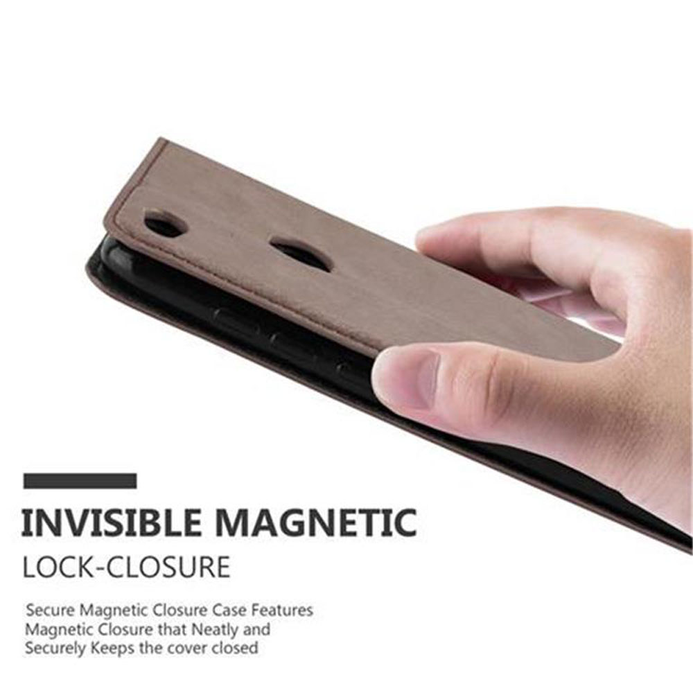 Una persona che tiene in mano una custodia per telefono marrone. Testo: Chiusura a blocco magnetico invisibile.