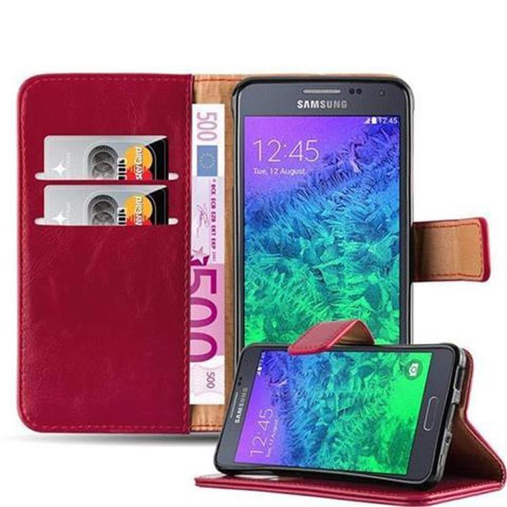 Custodia rossa, aperta, con telefono dentro. Carte e denaro visibili.