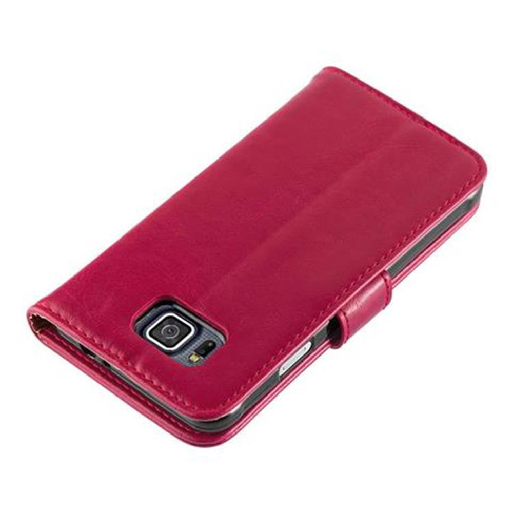 Una custodia rossa per telefono chiusa. La fotocamera del telefono è visibile e la custodia ha una chiusura magnetica.
