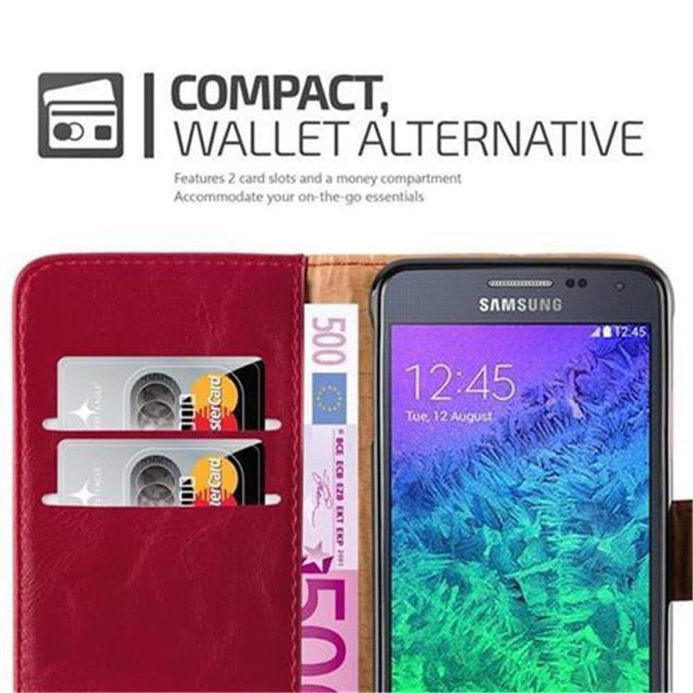 Una custodia a portafoglio rossa con fessura per carte e scomparto per soldi. Un telefono è visibile.
