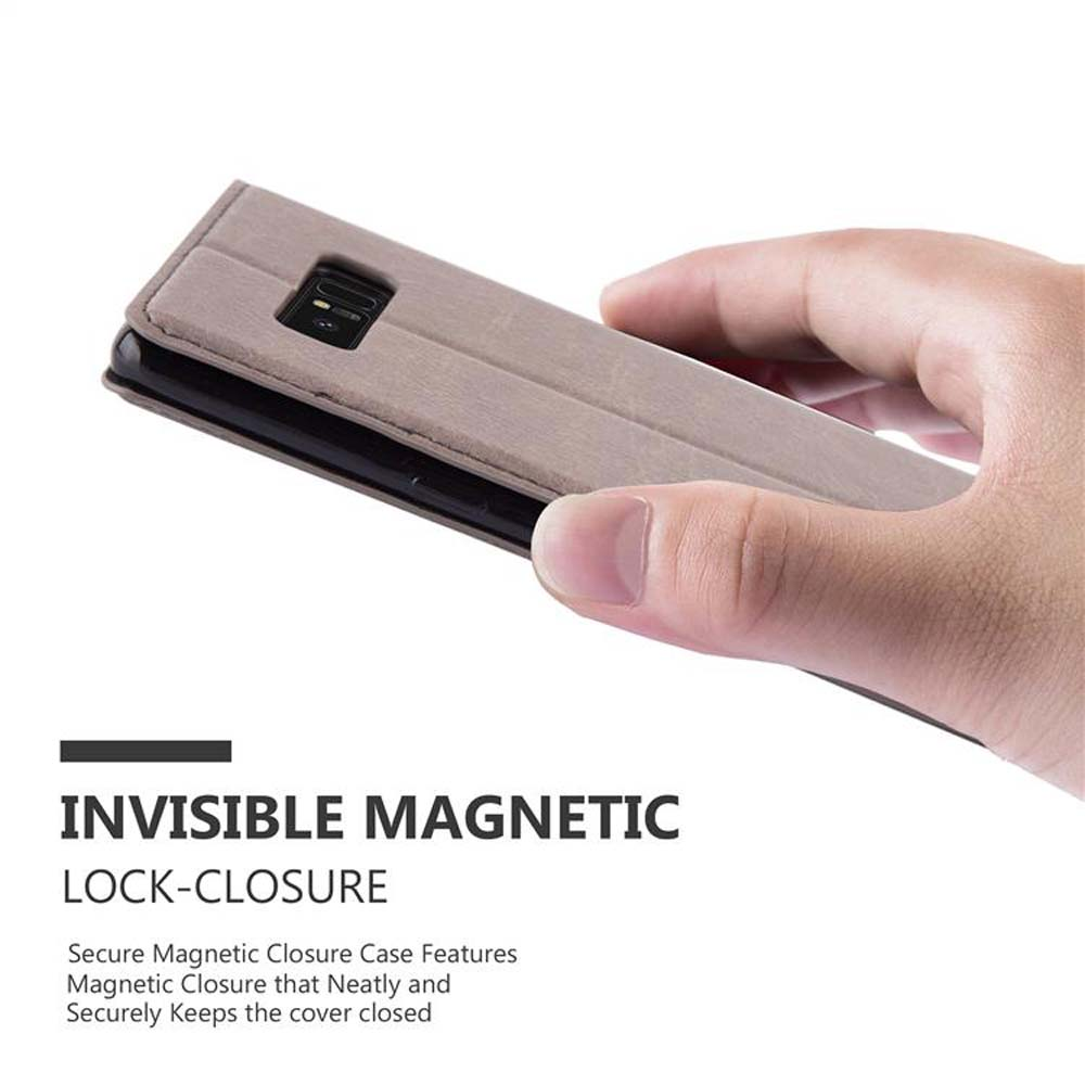 Un telefono in una custodia con una chiusura magnetica invisibile, che mostra le caratteristiche della custodia.