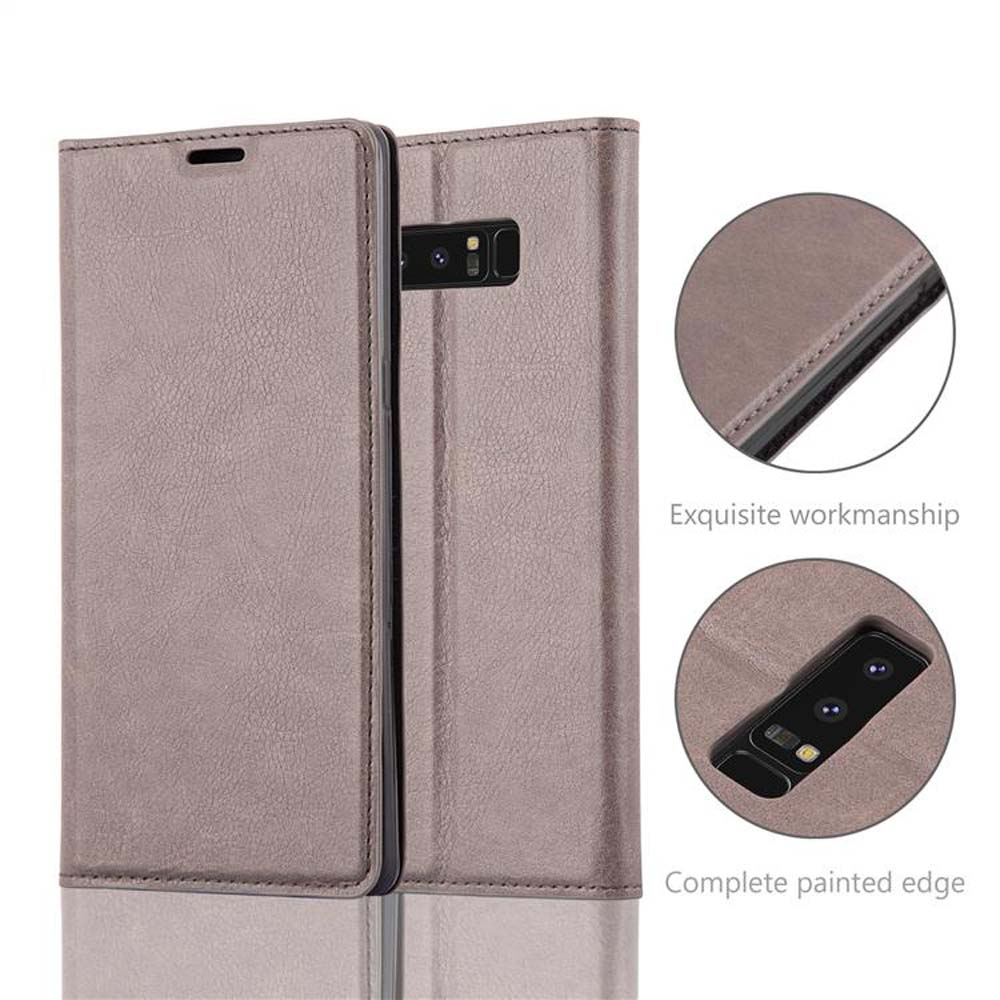 Primo piano di una custodia per telefono con texture in pelle marrone. I dettagli mostrano una lavorazione squisita e bordi dipinti.
