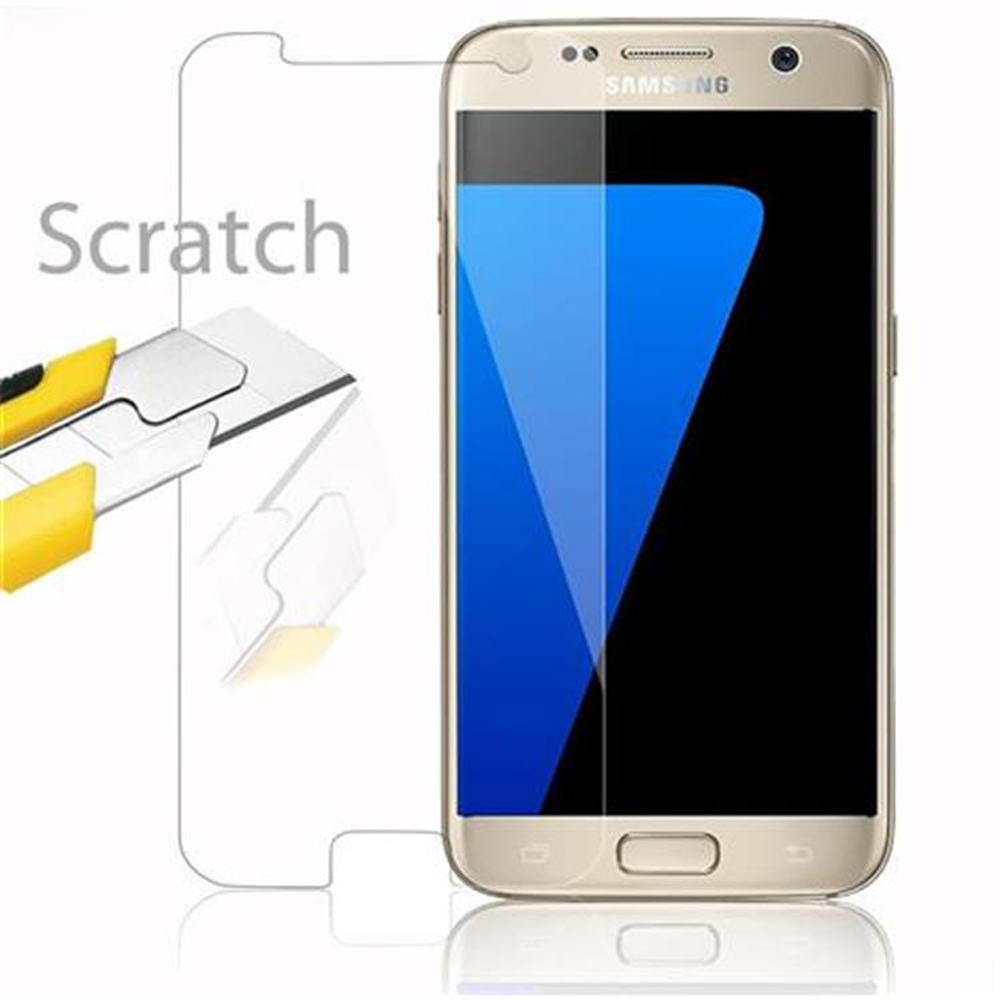 Smartphone con protezione schermo e taglierino, lo schermo è nero con design a triangolo blu.