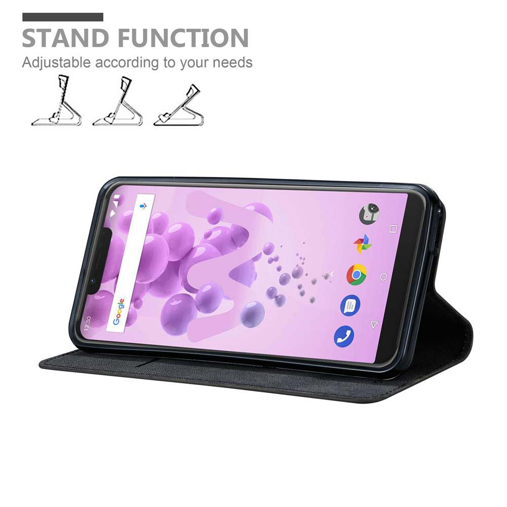Telefon in einer Hülle, Bildschirm zeigt App-Symbole und lila Hintergrund mit Ständefunktionssymbolen. Die Hülle ist offen.