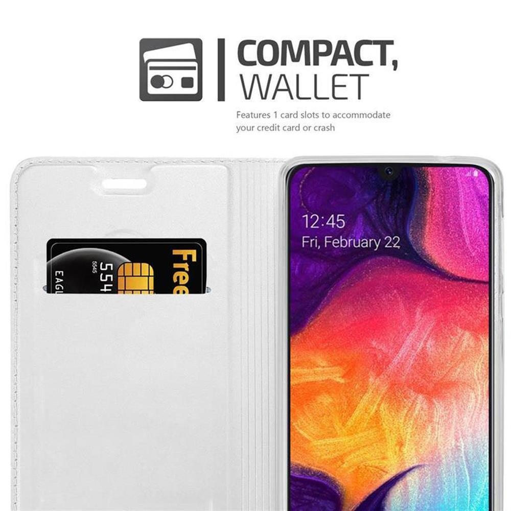 Telefono in una custodia bianca con slot per carte che contiene una carta. Testo: COMPATTO, PORTAFOGLIO. 1 slot.