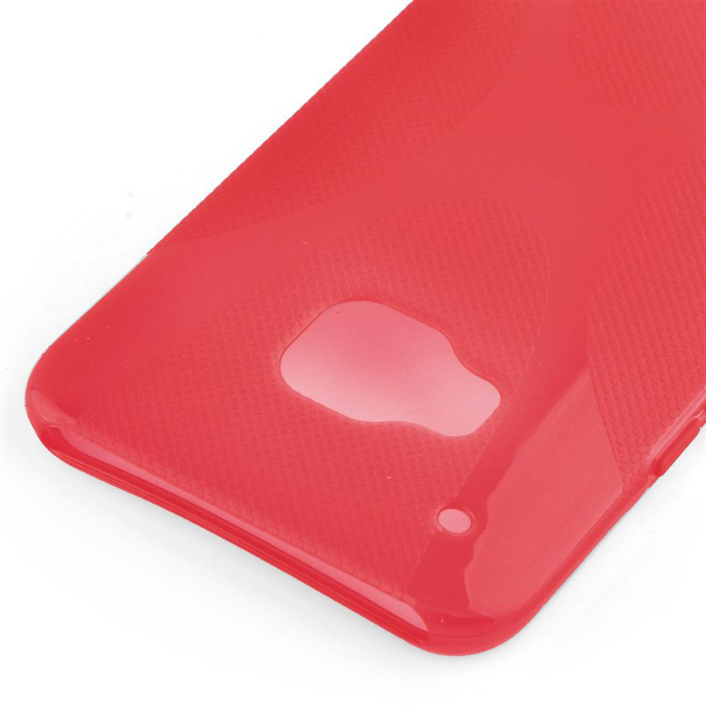 Cover posteriore del telefono rosso. Superficie lucida. La cover ha un motivo sottile. Sfondo bianco, primo piano.