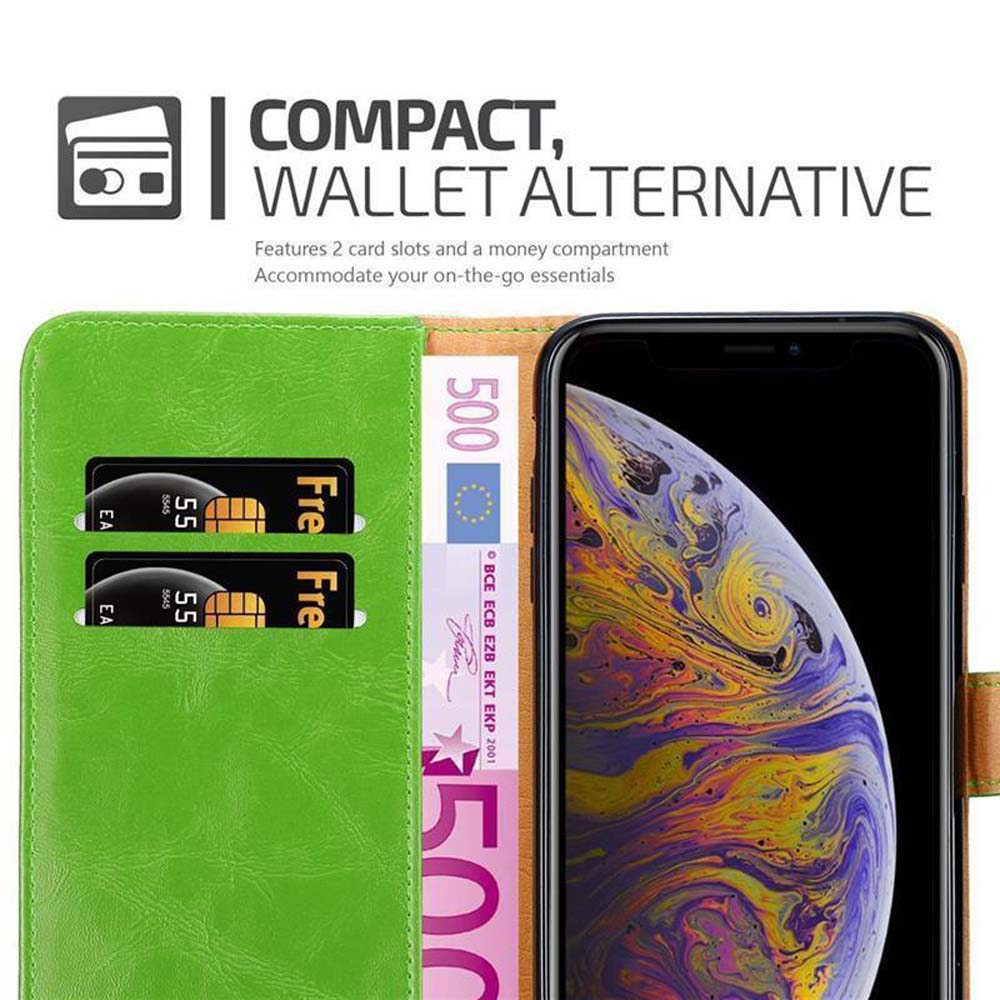 Custodia verde per telefono con due slot per carte e un vano per soldi. Contiene un telefono con schermo colorato.