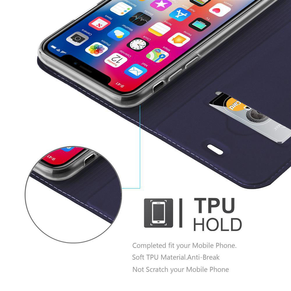 Telefono in una custodia blu con uno slot per schede che contiene una scheda. Lo schermo del telefono visualizza le icone delle app.