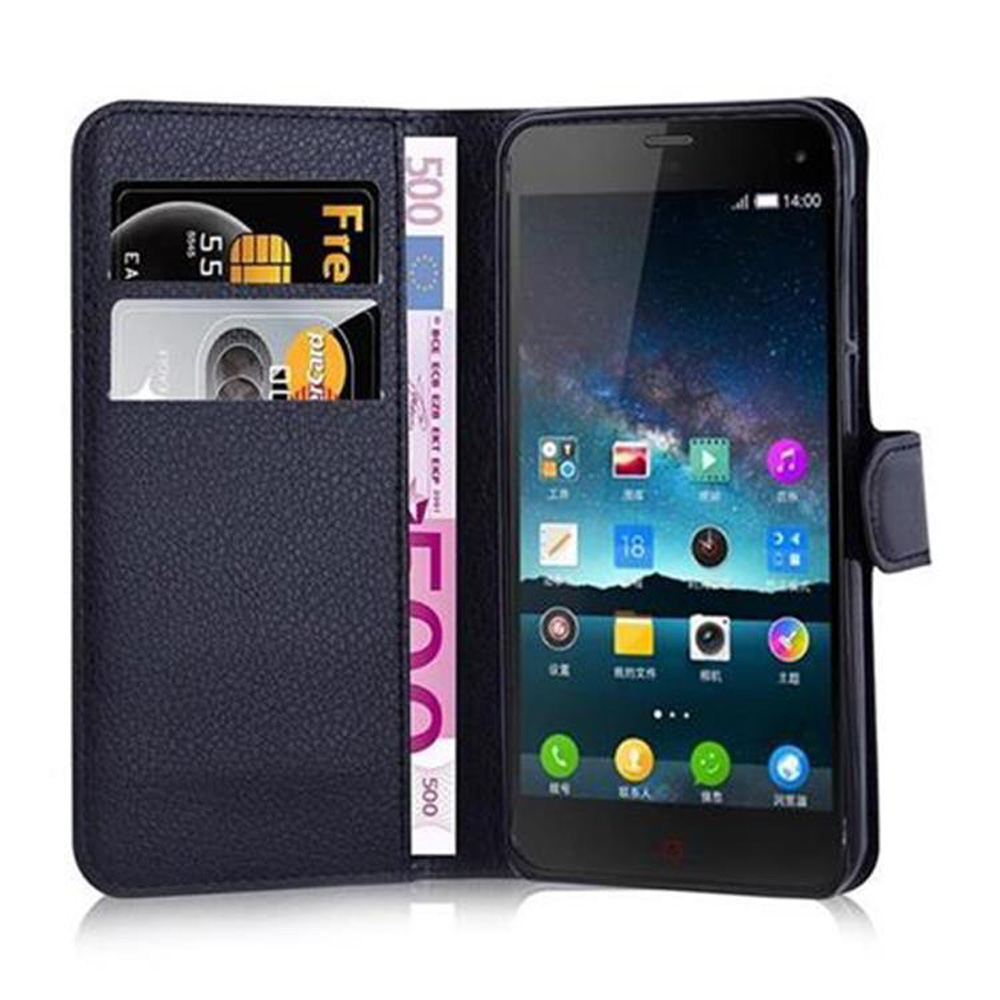 Telefono all'interno di una custodia a portafoglio blu scuro. Carte e denaro visibili. Visualizza l'interfaccia mobile.