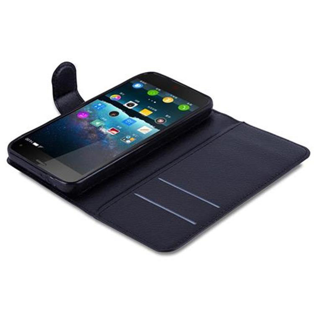 Telefono nero in custodia blu navy aperta. Lo schermo è visibile.