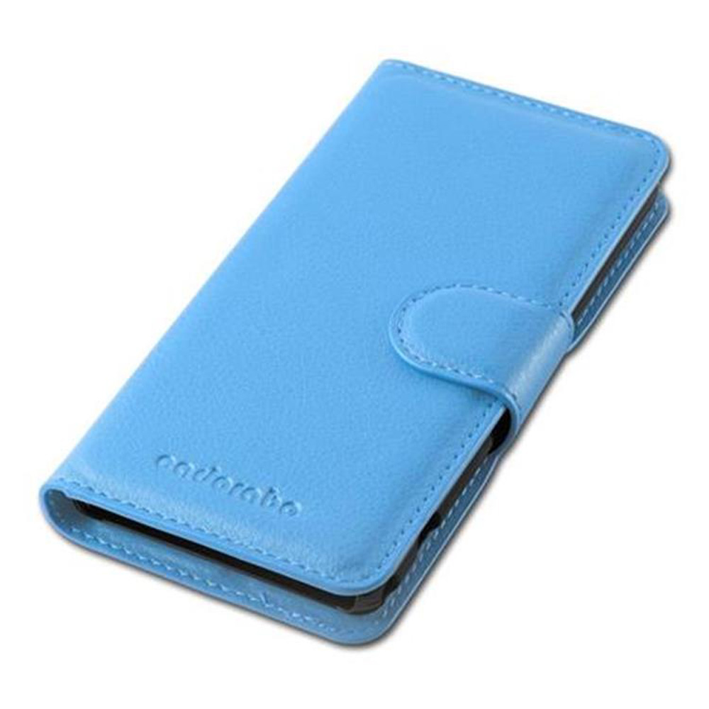 Custodia per telefono blu chiaro. Ha una chiusura magnetica. Il marchio è sul davanti.
