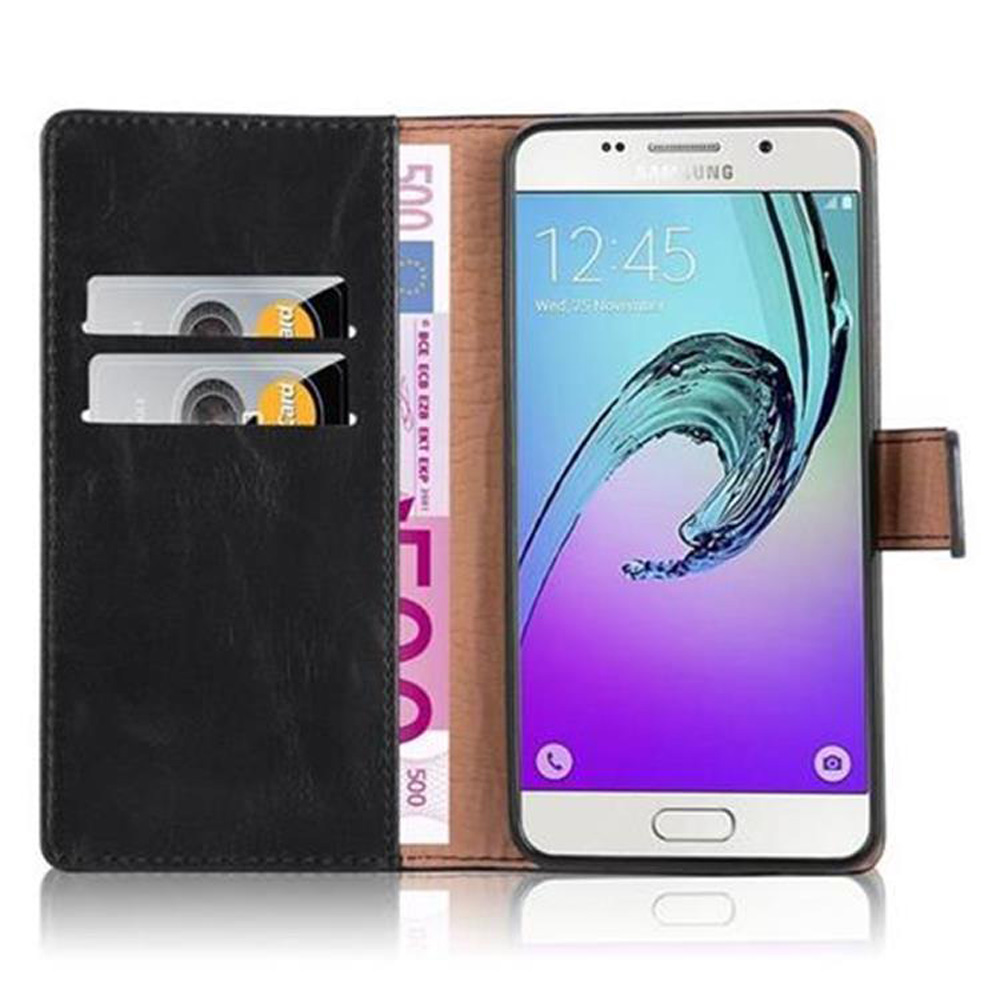 Teléfono en funda negra con ranuras para tarjetas y dinero. Texto en el teléfono: hora. Texto: 'Cierre magnético invisible'.