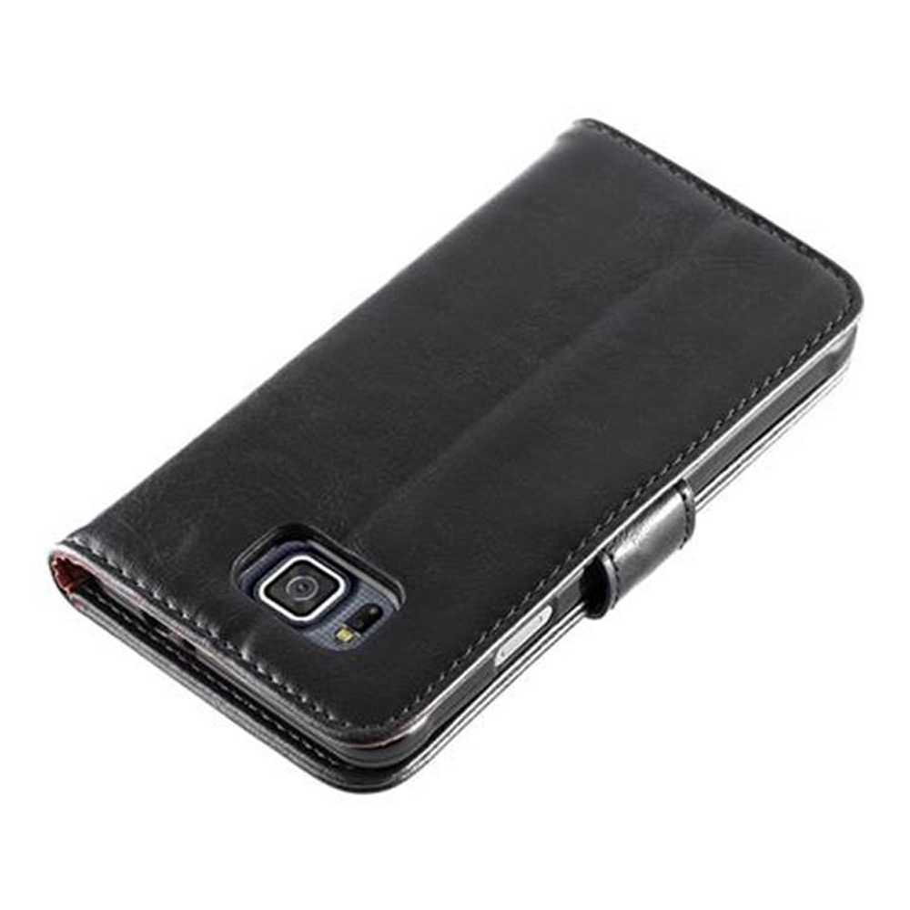 Eine schwarze Handyhülle mit einem Telefon darin, geschlossen, die Kamera zeigend.
