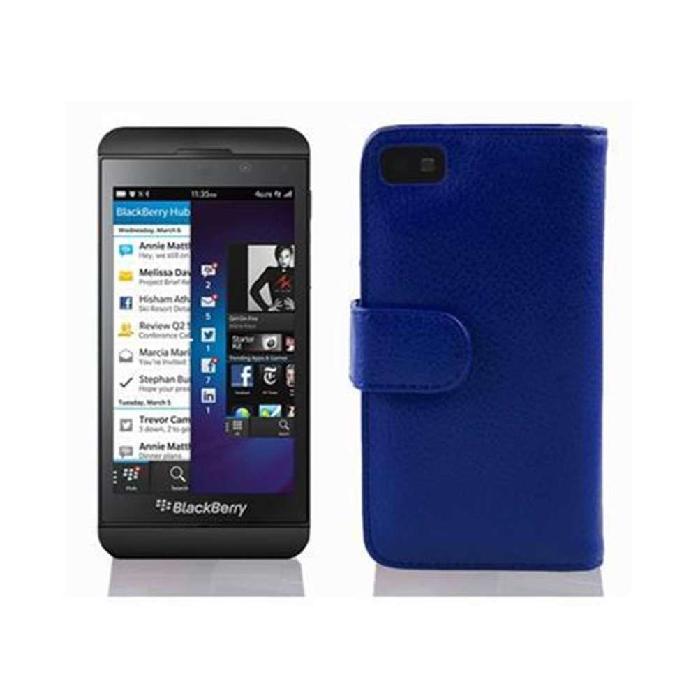 BlackBerry-Telefon neben einer blauen Handyhülle. Das Telefon zeigt eine Kalender-App an.