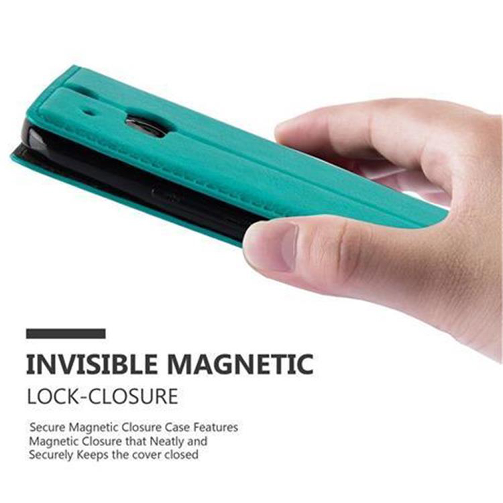 Funda de teléfono verde azulado con una mano que sujeta la tapa cerrada.