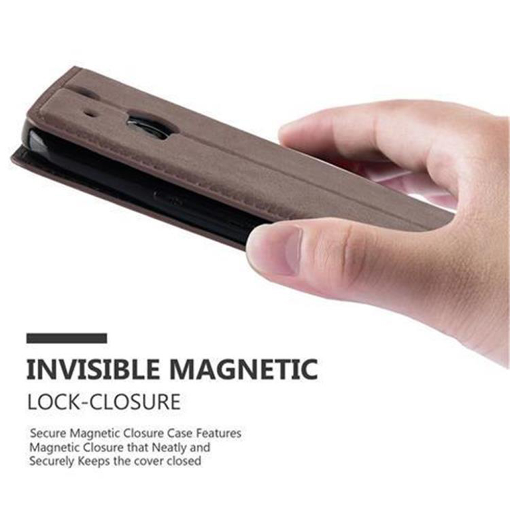 Mano sosteniendo una funda marrón con cierre magnético. Texto describe el cierre magnético invisible.