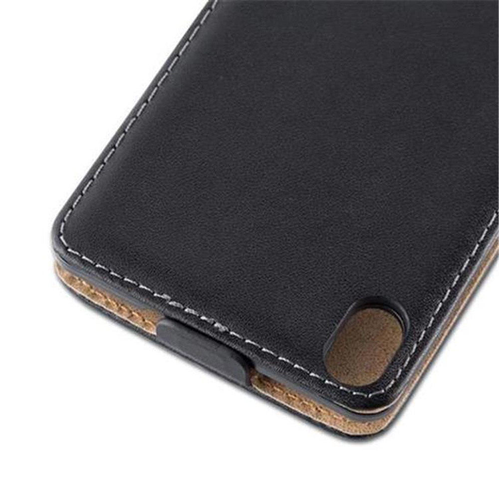 Primer plano de una funda negra para teléfono. Tiene costuras en los bordes y un interior marrón.